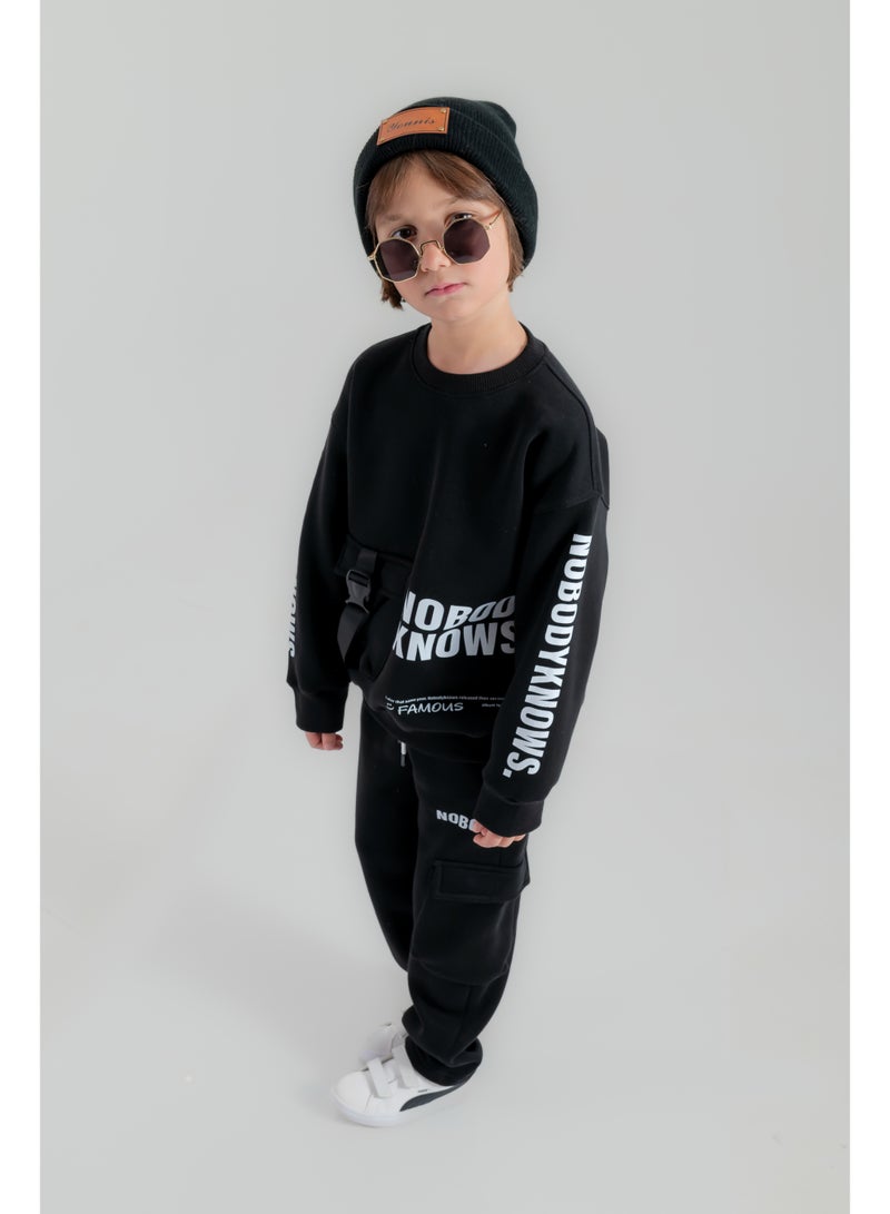 سي إن جينز وير كيدز طقم أولادي بطبعة NO BODY KNOW - Image 1